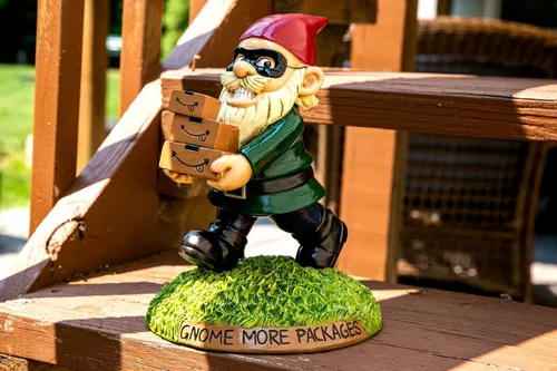 Vista 6 de BigMouth Inc - Estatua de gnomo de jardín pirata para porche, divertida figura para césped y patio al aire libre, decoración de escultura de regalo