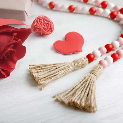 Vista 4 de Guirnalda de cuentas de madera para el día de San Valentín con borla, decoración de cuentas de madera rústica, cuentas de granja, decoración grande