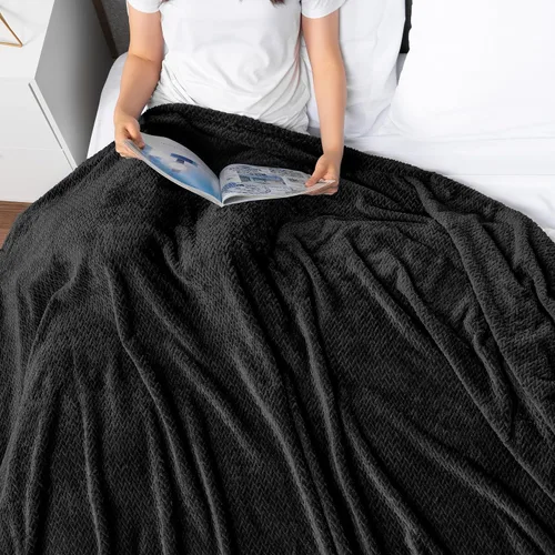 Vista 5 de PAVILIA - Manta de forro polar suave y sólida de color negro para sofá, mantas ligeras y mullidas y cálidas para cama, manta de franela mullida