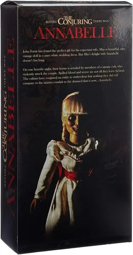 Vista 2 de Réplica e muñeca Annabelle, de la marca Mezco, 18 pulgadas.