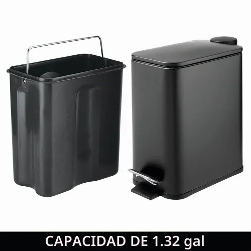 Vista 4 de mDesign Bote de basura rectangular de metal delgado de 1.3 galones/5 litros con pedal de paso, tapa de cierre fácil, forro removible - Papelera Negro