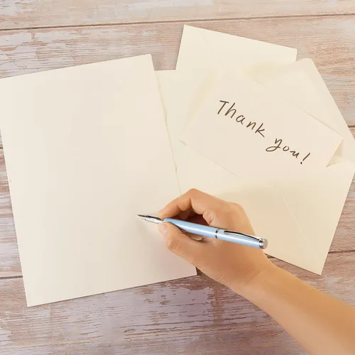 Vista 5 de Paquete de 50 sobres A6 color crema con tarjetas de cartulina gruesa plegada de 4 x 6 pulgadas y calcomanías doradas para tarjetas de felicitación