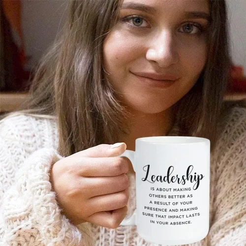 Vista 7 de Bubble Hugs Taza de café inspiradora de 15 onzas, el liderazgo es acerca de hacer que otros mejoren motivación idea de regalo para líder jefe