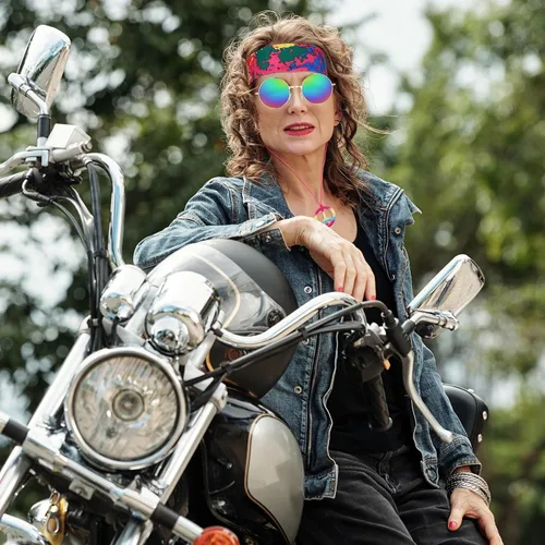 Vista 4 de Frienda - 3 piezas de accesorios hippie para disfraz de leopardo teñido anudado de los años 70, diademas hippie para hombres, collar con signo