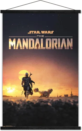 Vista 8 de Trends International Star Wars: The Mandalorian - Póster de pared de una hoja D23, 14.725 x 22.375 pulgadas, versión enmarcada de madera de granero