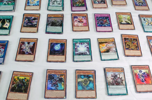 Vista 2 de Lote de 200 cartas YuGiOh ¡Impecables! Incluye todos los sets