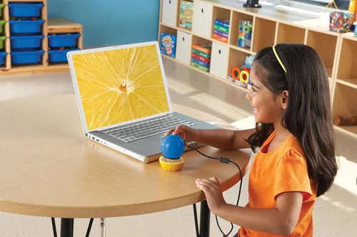 Vista 4 de Learning Resources Zoomy 2.0 Microscopio digital portátil, computadora, proyector o accesorios para pizarra blanca interactiva, azul, a partir de 4