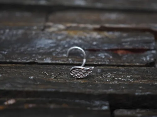 Vista 2 de Mini tornillo de nariz de plata de ley con alas de ángel, joyería para nariz, piercing para el cuerpo, piercing, joyería para el cuerpo