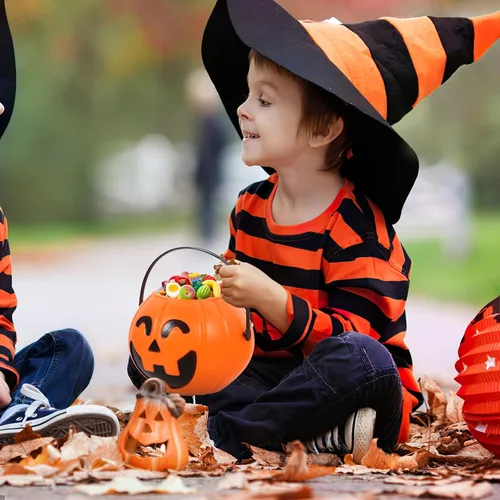 Vista 8 de Cubo de calabaza naranja de 6.7 pulgadas de plástico para dulces con asa para niños truco o trato fiesta de Halloween