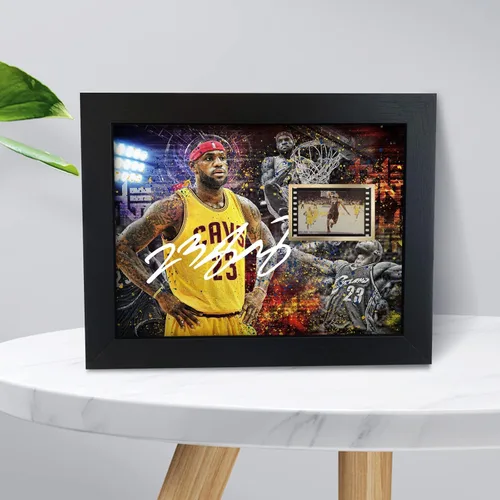 Vista 2 de ORIMAMI Póster firmado de LeBron James en negro, súper estrella enmarcado con foto y pantalla de película de 1x35mm, regalos geniales para amantes