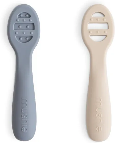 Vista 8 de mushie Cucharas de silicona para bebés de primera alimentación Paquete de 2 (rubor/arena cambiante)