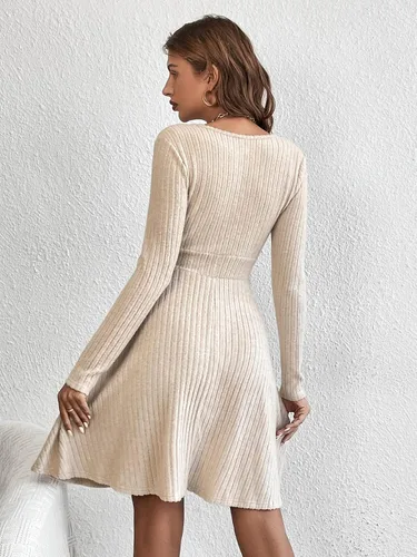 Vista 2 de SweatyRocks Vestido corto de manga larga con cuello en V y cuello en V para mujer, estilo casual, para fiesta, acanalado, con vuelo