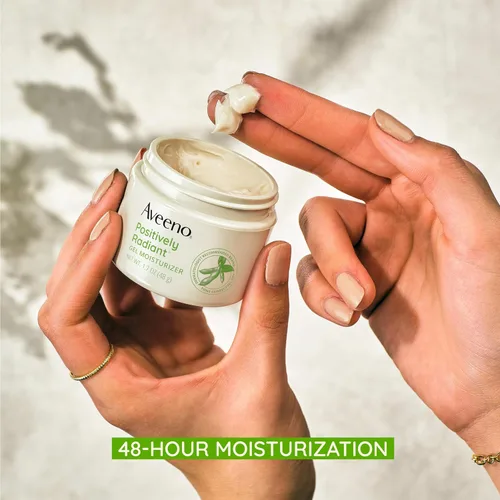 Vista 4 de Aveeno Gel hidratante facial positivamente radiante con ácido hialurónico y soja correctora de tono, hidrata durante 48 horas para igualar el tono