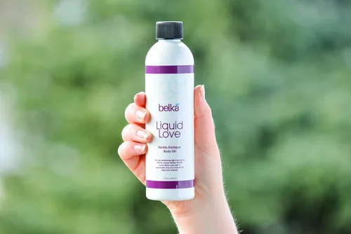 Vista 2 de Aceite corporal líquido Love Vanilla Exotique para terapia de masaje relajante y masajes sensuales en pareja - Fabricado en Estados Unidos, 100%