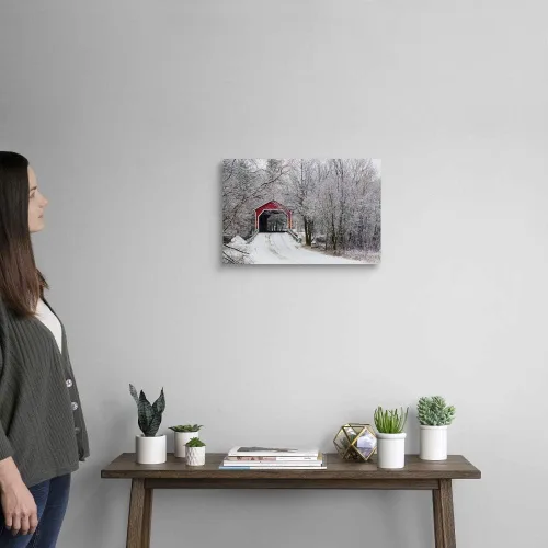 Vista 2 de CANVAS ON DEMAND Lienzo decorativo para pared, diseño de puente cubierto rojo en el invierno; Adamsville Quebec Canadá Arte de Pared en Lienzo por