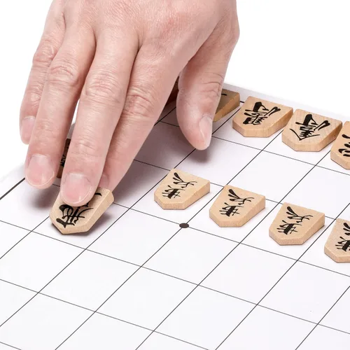 Vista 6 de Conjunto completo de piezas de madera de Shogi de ajedrez japonés o koma