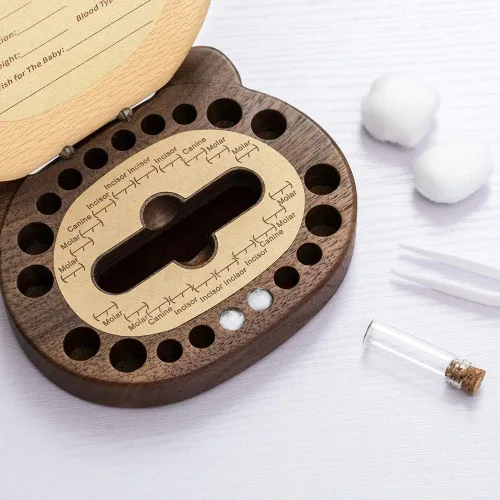 Vista 2 de AhfuLife Caja de recuerdo de dientes de bebé con botella de lanugo, caja de recuerdo de madera con forma de panda para los primeros dientes