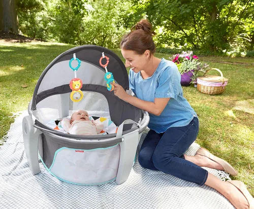 Vista 7 de Fisher-Price Moisés Portátil On-The-Go Baby Dome, Espacio de Juego de Viaje con Juguetes de Desarrollo para Recién Nacidos y Toldo, Windmill