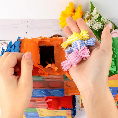 Vista 9 de Decoraciones de fiesta de cumpleaños de bloques de construcción para el tercer cumpleaños Número 3 Piñata con palo de piñata y venda para los ojos