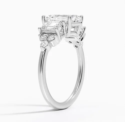 Vista 3 de IGI - Anillo de compromiso de diamantes creados en laboratorio de talla esmeralda blanca de 2.50 quilates con acento, dos esmeraldas brillantes