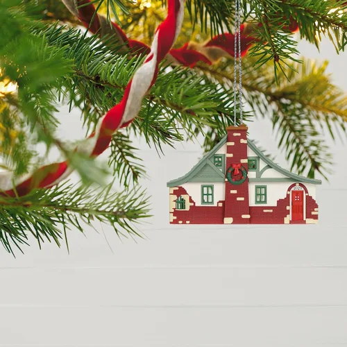 Vista 6 de Hallmark Keepsake Adorno de Navidad 2023, casas y tiendas nostálgicas tradicionales Tudor 2023, regalos para ella