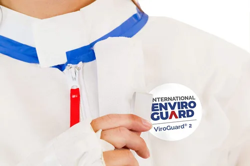 Vista 3 de ViroGuard 2 overoles resistentes de protección contra riesgos biológicos (blanco) con botas adjuntas y muñeca elástica con trabillas para el pulgar