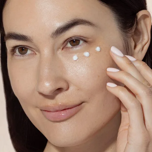 Vista 3 de Karuna - Crema de ojos Wake Up con cereza de café y tres péptidos, crema de ojos con cafeína, abrillantador debajo de los ojos, suero