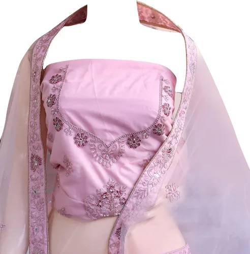 Vista 4 de Lehanga rosa claro y plata con hermosa red Dupatta. El hilo de plata Zari y granate con cristales de Swarovski acentúan la belleza de este regalo