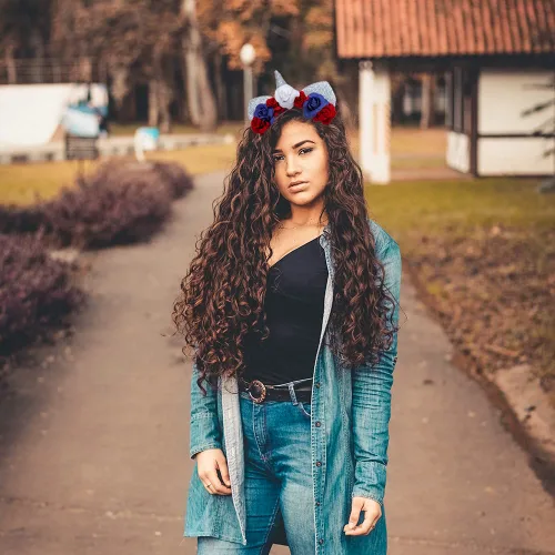 Vista 2 de Madison Tyler Diadema de unicornio con purpurina plateada, bandas para la cabeza de orejas de gato para mujeres y niñas, flores rojas, blancas
