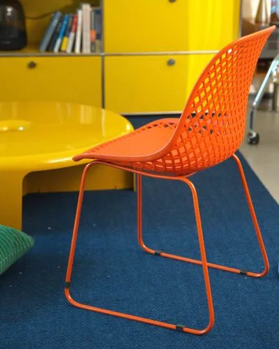 Vista 2 de Juego de 2 sillas de comedor modernas de plástico, sillas estables de cocina para interiores y exteriores con patas de metal para cafeterías
