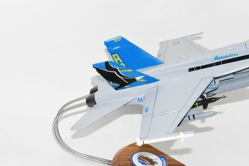 Vista 6 de VFA-82 Marauders USS Enterprise (2004) Modelo F/A-18C, Azul marino, escala 1/37 (18"), Caoba