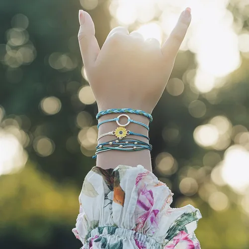 Vista 6 de Pulsera de cuerda trenzada hecha a mano con diseño de girasol para adolescentes y mujeres