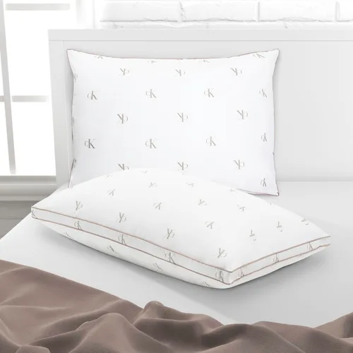 Vista 2 de Calvin Klein Logo Medium 20 x 36 pulgadas - Juego de 2 almohadas de cama para dormir, color blanco