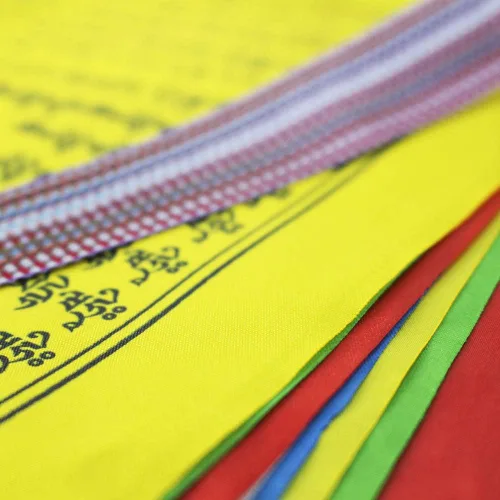 Vista 3 de Flaglink Bandera tibetana de oración – 12 x 14 pulgadas, 25 banderas de 27 pies de longitud – Lung Ta Wind Horse Bandera para exteriores