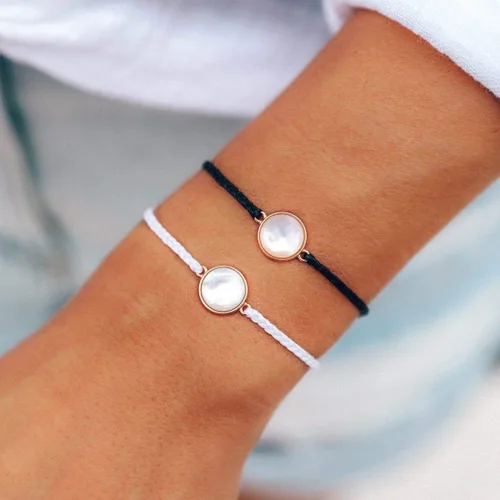 Vista 2 de Pura Vida Pulsera de nácar de oro rosa - Encanto plateado, banda impermeable ajustable