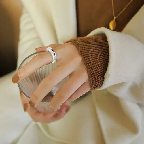 Vista 2 de MYNENEY Anillo de compromiso de boda liso clásico con forma cuadrada de acero inoxidable