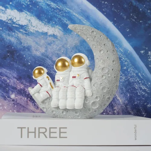 Vista 3 de BUTILIVEEN Esculturas familiares de astronautas, familia de 3 figuras de astronautas, decoración de dormitorio con temática espacial, decoración