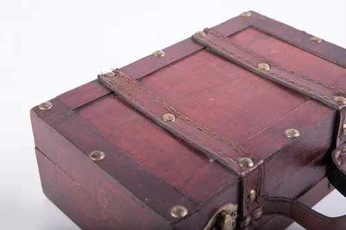 Vista 5 de Vintiquewise (TM). Caja decorativa pequeña con forma de velís antigua con correas.