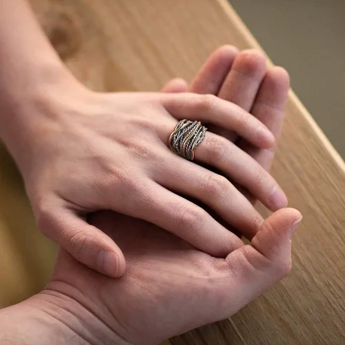 Vista 7 de Mytys - Anillos de banda ancha trenzados, anillo de cuerda torcida, anillos de declaración trenzados de dos tonos de metal mixto, joyería de moda