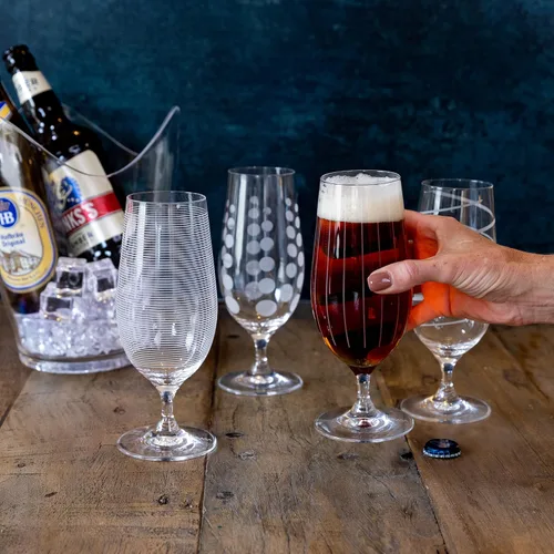 Vista 2 de Mikasa Juego de 4 vasos de cerveza 'Cheers' con grabado decorativo, efecto plateado, 15.6 fl oz