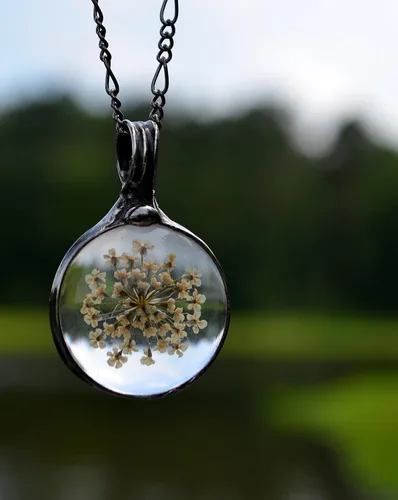 Vista 11 de Queen Anne's - Collar de encaje con colgante de flor prensada real en cristal hecho a mano, joyería de flores silvestres, collares de encaje
