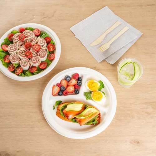 Vista 5 de Restaurantware Platos redondos sin PFAS añadidos de 10.3 x 1 pulgada, 100 platos desechables, sostenibles, 3 compartimentos, platos de bagazo