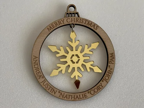 Vista 6 de Adorno personalizado para árbol de Navidad 2025, nombres grabados personalizados, miembros de la familia, bola de madera cortada con láser, copos