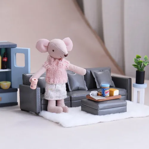 Vista 8 de Sofá miniatura de gamuza a escala 1:12 y 1:8 con 3 almohadas, mini sofá beige para muñecas de 5 a 9 pulgadas, muebles de casa de muñecas, decoración
