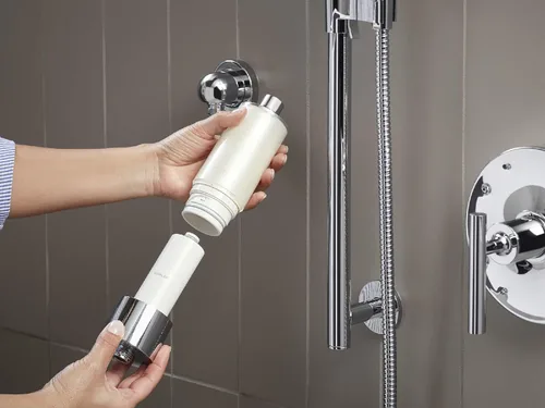 Vista 11 de Kohler 30646-CP Sistema de filtración de agua de ducha acuífero, reduce el cloro y el olor, incluye reemplazo de filtro, cromo pulido