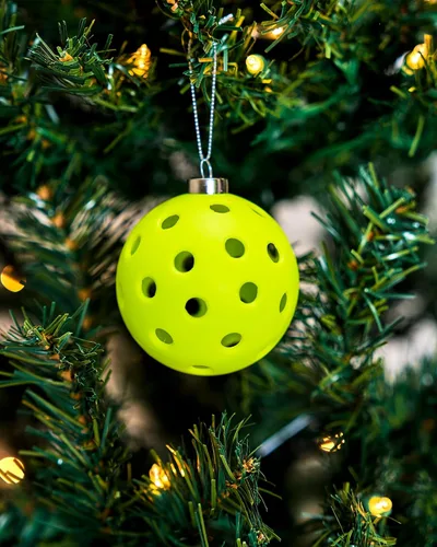 Vista 3 de Adorno de pickleball - Adorno navideño de tamaño real para árbol, regalo divertido para amantes del pickleball, decoración navideña deportiva, 1