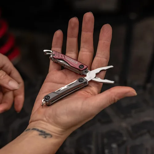 Vista 5 de Gerber Gear Dime Mini EDC multiherramienta 12 en 1, alicates de punta de aguja, cuchillo de bolsillo, llavero, abrebotellas, equipo y equipo EDC