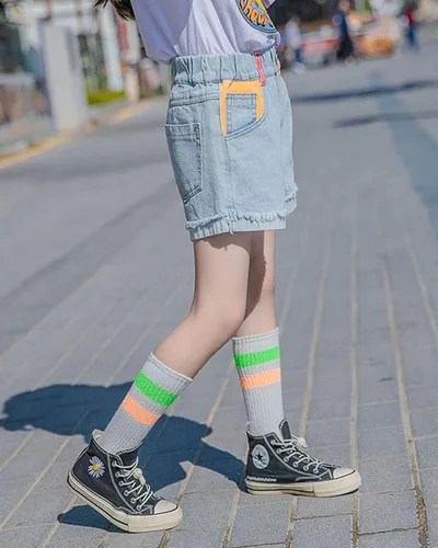 Vista 4 de Rolanko Pantalones cortos de mezclilla para niñas, cintura elástica, pantalones cortos de mezclilla de verano para niños de 4 a 14 años