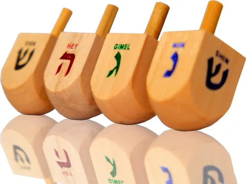 Vista 2 de Paquete de 10 Dreidels Hanukkah Draydel de madera natural con tarjetas de transliteración e instrucciones en inglés