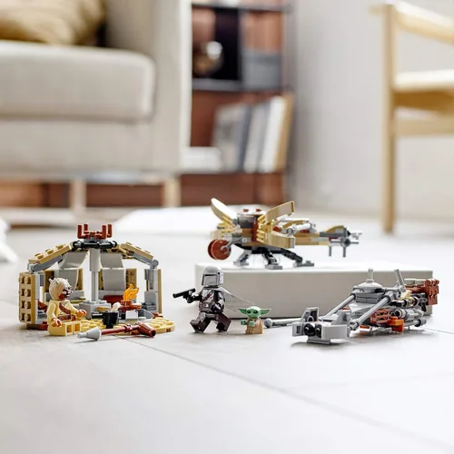 Vista 8 de LEGO Star Wars: The Mandalorian Trouble on Tatooine 75299 Impresionante kit de construcción de juguetes para niños que incluye The Child, nuevo 2021